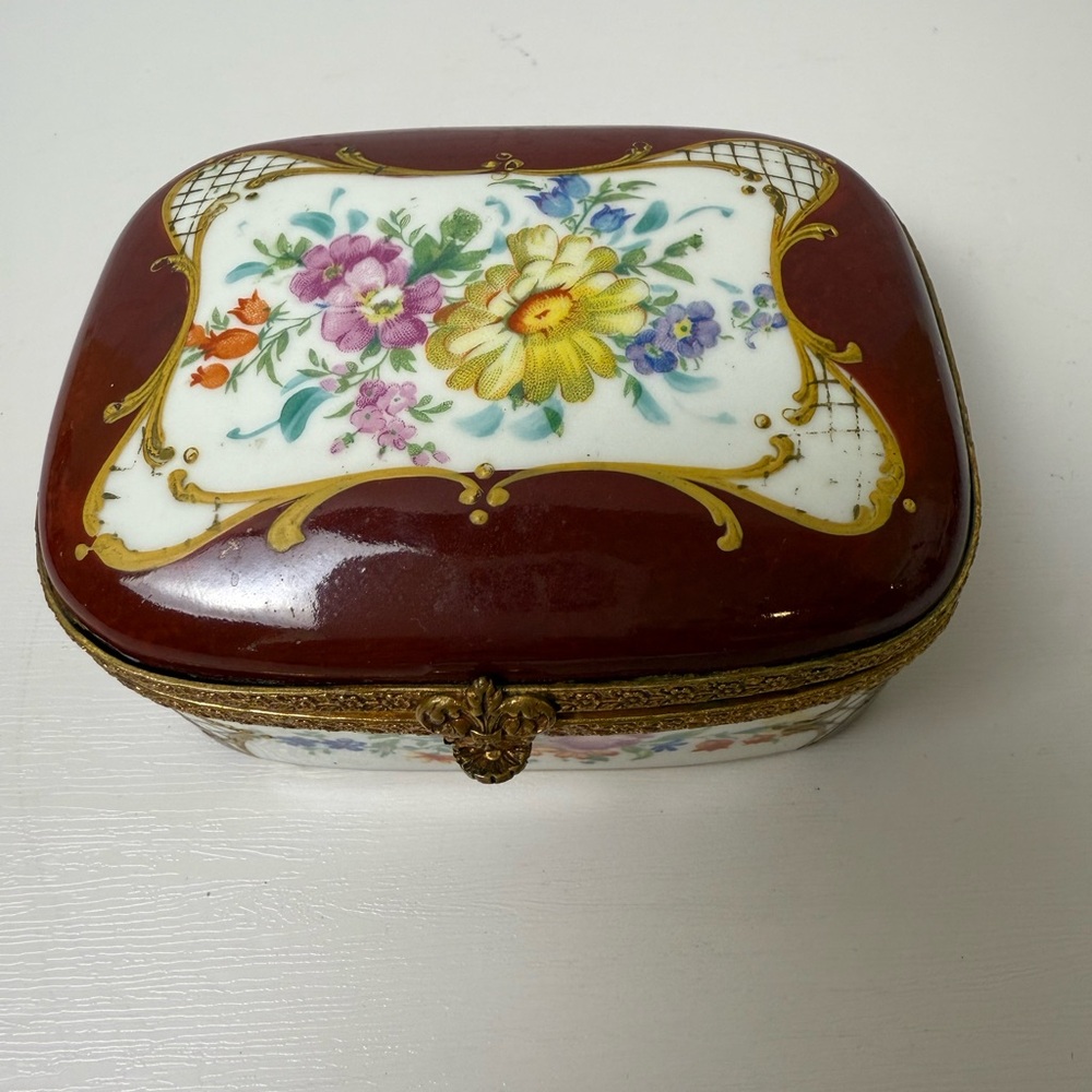 France Hand Painted Plum Porcelain Hinged Trinket Box With Matching Trinket Tray - Picture 5 of 13